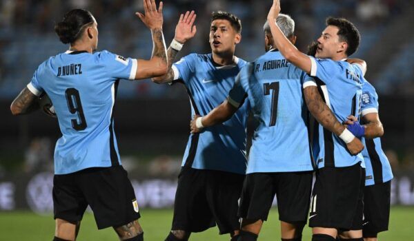 Sin Nandez ni Bueno, la Selección entrena y viaja a Brasil