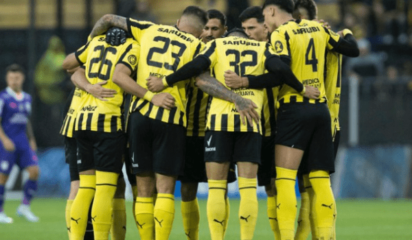 Peñarol venció a Defensor Sporting 2-0, lidera con Nacional y acaricia la Anual